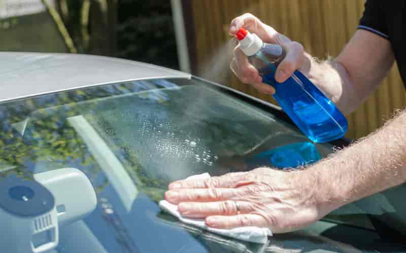 Hình 2: Cách vệ sinh Lái xe hơi bằng dung dịch chuyên dụng cho khả năng rửa sạch vết bẩn cao và nhanh chóng